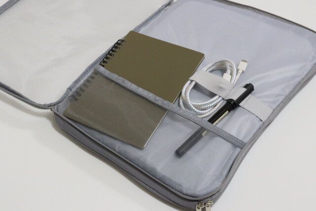 透けて見える2層タブレットケース（A4、グレー） 小物収納例