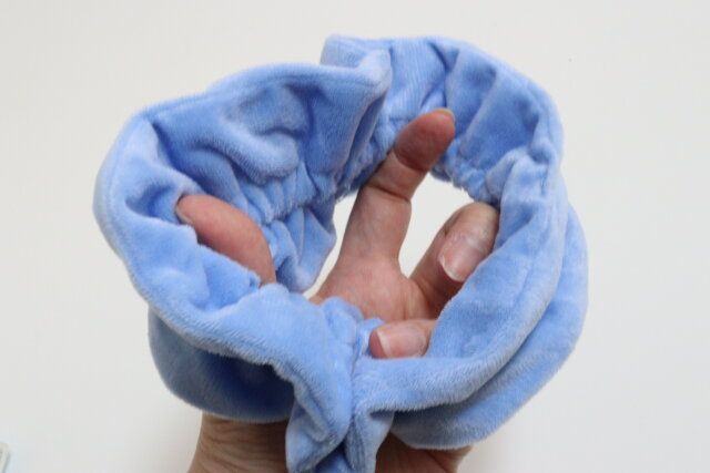 マスコット付シュシュ（ケアベア、フェイス、A） サイズ感