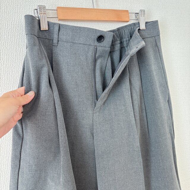 両脇にはポケット付き