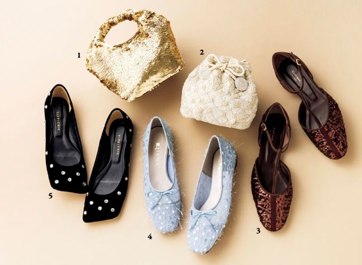 1.ゴールドのまばゆい煌めきにうっとり。小ぶりのサイズで肩肘張らずにさらりと持てそう。バッグ[H11.5×W25×D12]￥6,990（マンゴ） 2. 白×オフホワイトの落ち着いた輝きと、アンティークピースのようなビーズ刺しゅうにワクワク。[H16×W13×D10]￥23,100（マルシェ／フラッパーズ） 3.ブロンズ色のスパンコールの輝きが大人っぽい。中央のグログランテープがほどよい抜け感を演出。[H1]￥35,200（リュニック エ モア／トーケン） 4.シアーなブルーのボディにシルバーのスパンコールとフリンジをちりばめたロマンティックな一足。[H1]￥16,500（ダイアナ／ダイアナ 銀座本店） 5.ベロアにのせたビッグビジューが艶やか。シャープなスクエアトゥがモードっぽくてかっこいい。[H0.5]￥41,800（ピッピシック／ベイジュ）