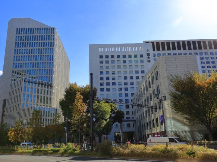 All About ニュース編集部が全国300人を対象に実施した「SMART（上智・明治・青山学院・立教・東京理科大学）に関するアンケート」の調査結果から、「SMARTの中で最もお金持ちなイメージがある大学」ランキングを発表！ 2位「上智大学」を抑えた1位は？