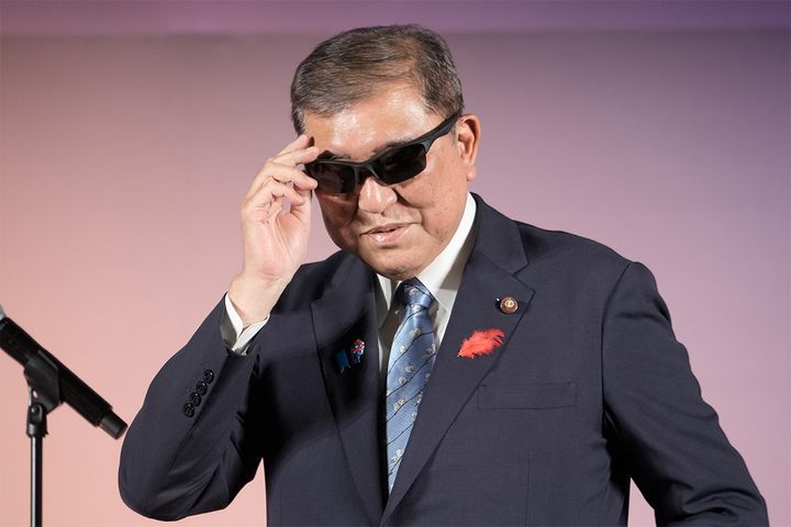 「日本メガネベストドレッサー賞2025」の表彰式に出席した石破茂首相（2025年10月1日、時事通信フォト）