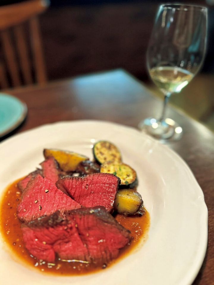 札幌のビストロでジビエとワインをいただく