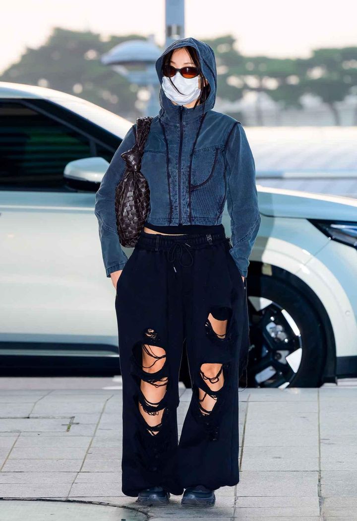 画像: 【TWICE ジヒョ】90‘sムードが漂うグランジルック