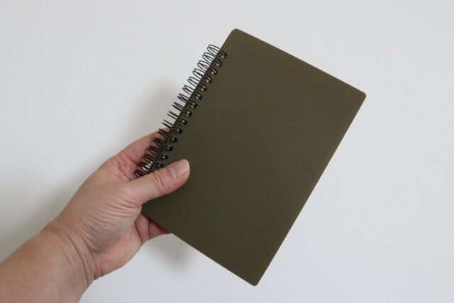 ダイソー ペンが挟めるリングノート（40枚、B6、モスグリーン、ブルー） サイズ