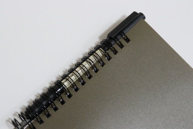 ダイソー ペンが挟めるリングノート（40枚、B6、モスグリーン、ブルー） 使用例 ペン 収納