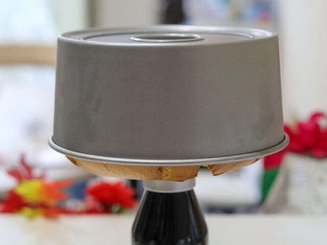 10cmくらいの高さから台に落とし、逆さにして冷ます。