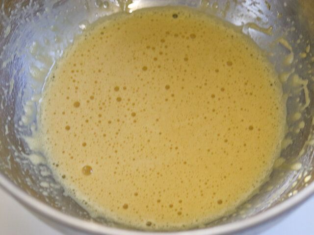 米油を少しずつ加えながら混ぜ、乳化させる。牛乳も加えて混ぜたら、米粉を加えて混ぜる。