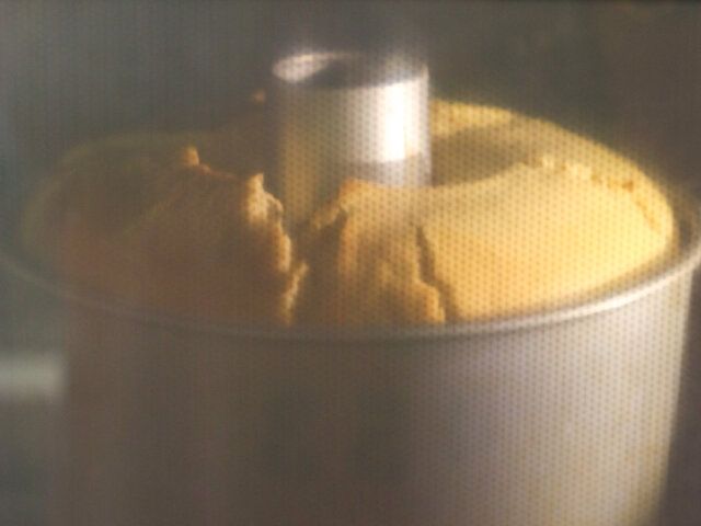 軽くトンと落として大きな気泡を抜き、180℃で28～30分焼く。