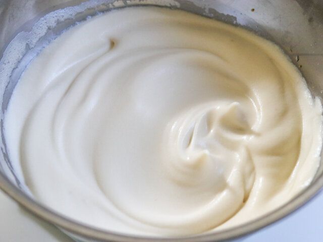 卵白の固さがなくなったらハンドミキサーを高速にして泡立て、泡立ってきたら残りの砂糖を加えてさらに泡立てる。