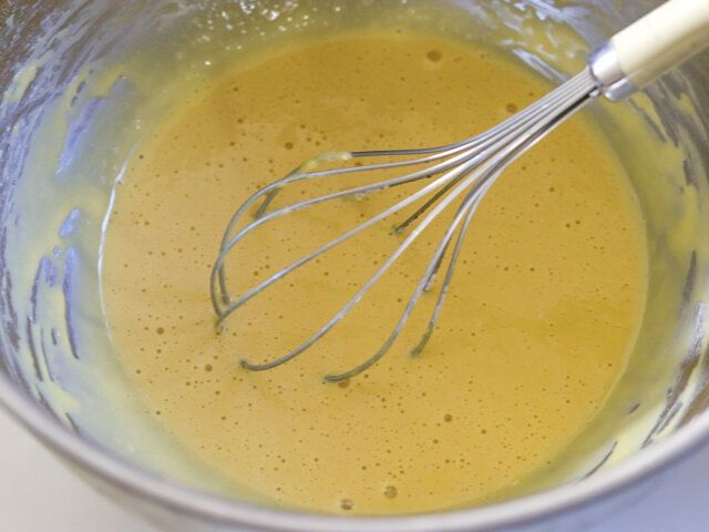 卵黄生地のボウルにメレンゲの1／3量を加え、泡立て器で混ぜ合わせる。