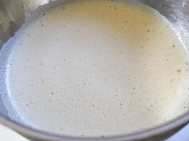 卵白に砂糖の半量、塩を加え、ハンドミキサーの低速でコシを切るように混ぜる。