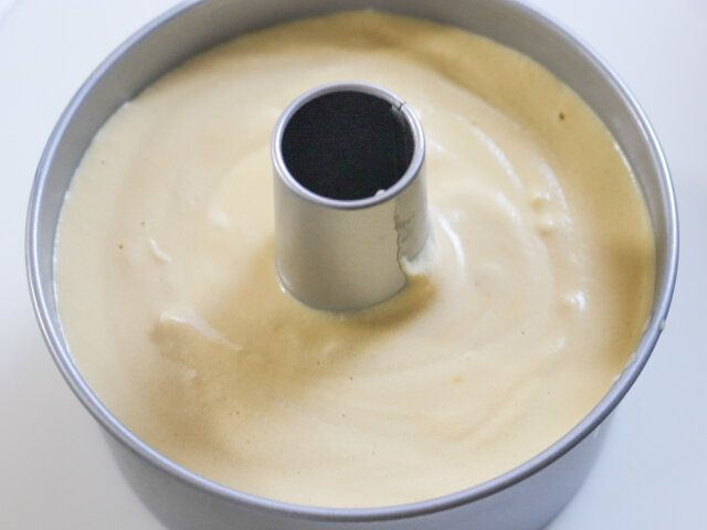 型に流し入れて表面をならしたら、箸でくるくる渦を描きながら一周する。