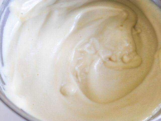 残りのメレンゲを加え、ゴムベラで混ぜ合わせる。