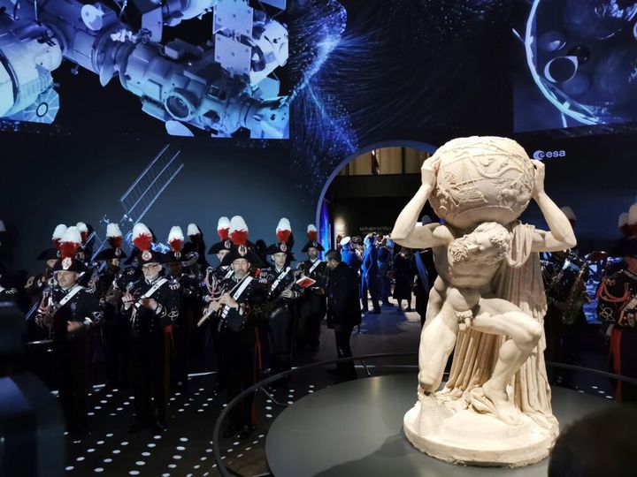 大阪・関西万博のイタリア館で展示され大人気となった「ファルネーゼのアトラス」などの作品が10月25日から2026年1月12日まで、大阪市立美術館（大阪市天王寺区）の特別展「天空のアトラス イタリア館の至宝」で公開されることとなりました。