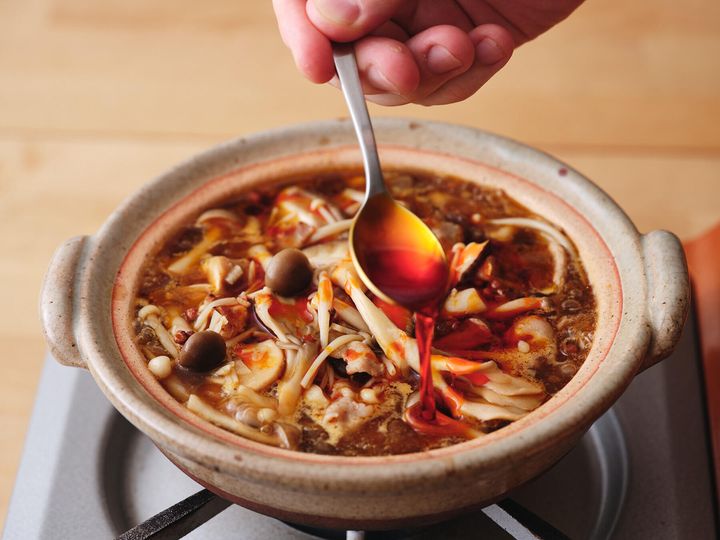 ヒリリと辛味が効いた“きのこ鍋四川風”