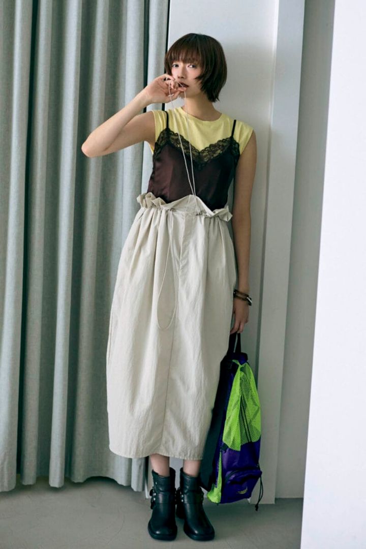 キャミソール￥12,990（インティミッシミ／インティミッシミ 渋谷文化村通り店） トップス￥5,500（アングリッド） スカート￥23,100（HER.） バッグ￥4,950（スピード／ゴールドウイン カスタマーサービスセンター） ブレスレット￥23,540（ブランチ・ジュエリー／ズットホリック） ショートブーツ￥40,700（モリーニ／ジャック・オブ・オール・トレーズ プレスルーム）