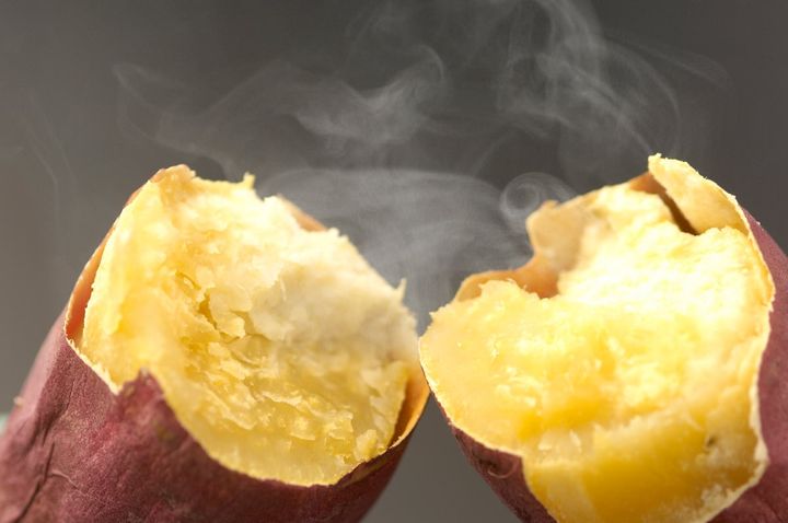 電子レンジを使ってサツマイモの甘さを上手に引き出す方法とは？（画像はイメージ）