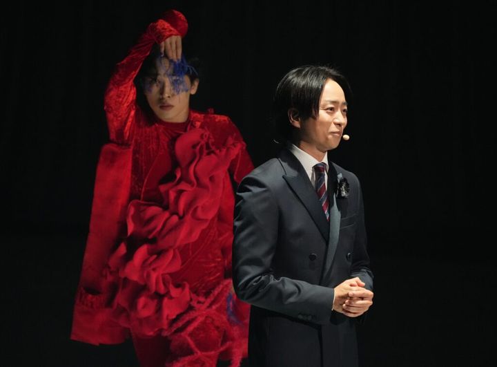 大阪・関西万博の閉会式が13日午後、人工島・夢洲（ゆめしま）（大阪市此花区）の会場内の「EXPOホール シャインハット」で開かれました。リアルとバーチャルを組み合わせたコンテンツが目立った今回の万博らしく、会場内の壁に大屋根リングを映し出し、ステージでダンサーが躍る演出などが多数繰り広げられました。