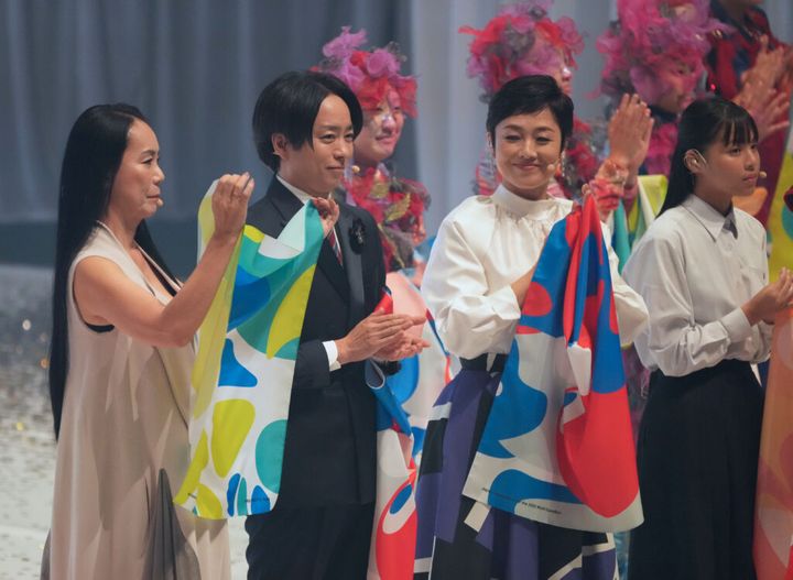 万博閉会式の最後、パフォーマンスで会場を盛り上げた（左から）映画監督の河瀨直美さん、櫻井翔さん、有働由美子さん、石川県立輪島高の正角心音さん＝13日午後、大阪市此花区の夢洲（恵守乾撮影）