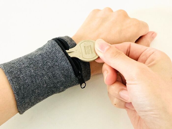 【セリア】小物入れ？かと思いきや…使い方に度肝を抜かれた。バッグどころかポケットもいらないかも～！