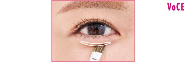 影は黒目幅のみ。くっきり描かず、“忍ばせライン”に