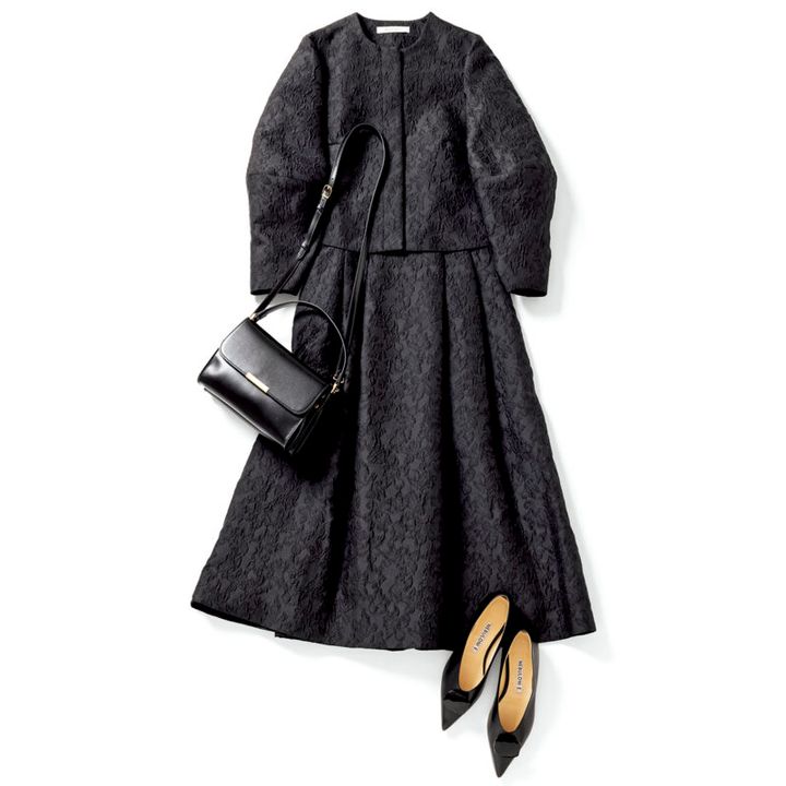 ジャケット6万9300円、スカート5万9400円※ともに9/5発売（ともにマリハ） バッグ1万6500円（アンタイトル） パンプス7万1500円（ネブローニ）