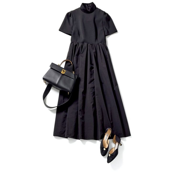 ワンピース6万9300円（ザ サードマガジン／サードマガジン） バッグ10万7100円、ストラップ2万400円（ともにカフネ／カフネ カスタマーサポートセンター） パンプス7万400円（ネブローニ／ピモンテ）