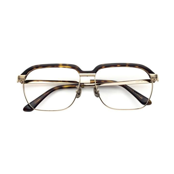 べっ甲風のブローとバーのみがつながったデザインは、目もとを強調し、さりげなく個性を主張。黄味を抑えた金色メタルがカジュアルテイストにマッチ。5万2800円（アヤメ）