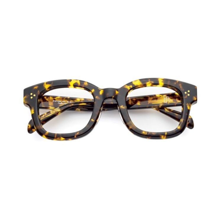 色のコントラストをくっきり出した べっ甲風の太めセル。カジュアルな着こなしに、ポップなスパイスを。 2万4200円（ゾフ×エトレトウキョウ／ゾフ カスタマーサポート）