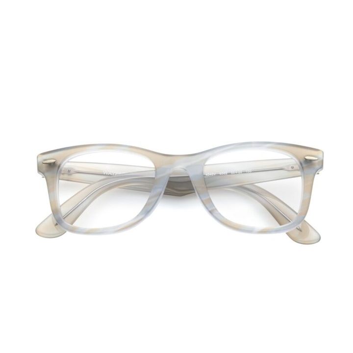 ミルキーなブルーグレーのセルの絶妙な透け感がフレッシュさんにお似合い。金具のシルバーも◎。3万4540円（レイバン／ルックスオティカジャパン カスタマーサービス）