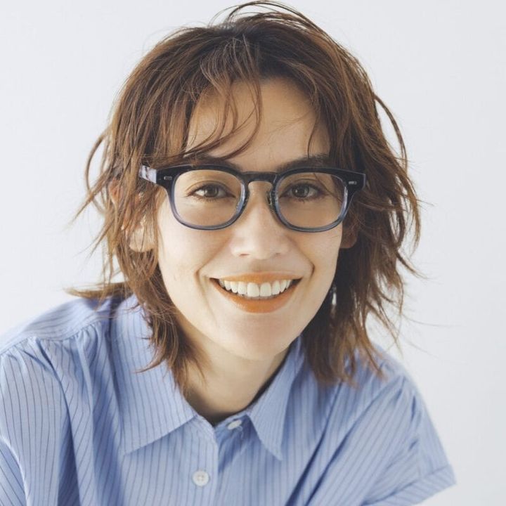 スモーキーなブルーのグラデーションが表情に軽やかさをプラスし、気取らない雰囲気にマッチ。シルバー金具が涼しげ。眼鏡1万9800円（ザ ベッドフォード ホテル／キングスター） シャツ2万6400円（ボニーウーブン／クローバーズ）