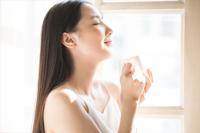 コーヒーを飲む女性