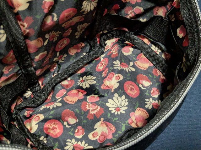 内装のフラワープリントと底面の広さが分かる内部写真