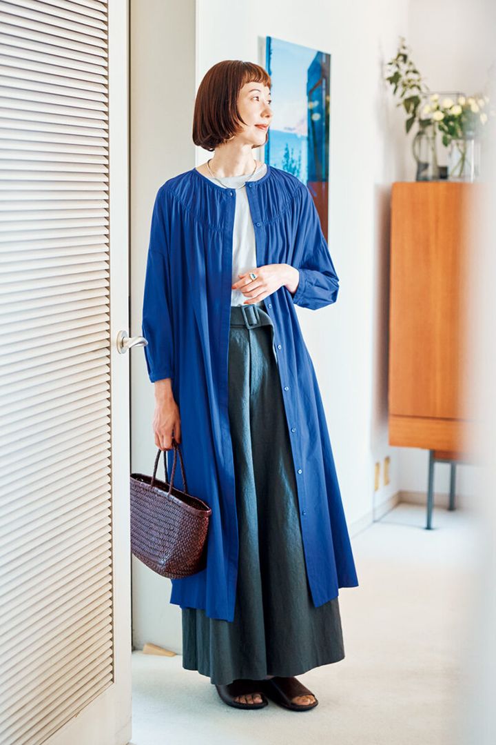 ワンピース￥26,400 ／コンジェ ペイエ アデュー トリステス、ノースリーブカットソー￥20,900／ヨーガンレール、ベルト付きワイドパンツ￥41,800／プレインピープル、レザーメッシュバッグ￥69,300／ドラゴン(ともにプレインピープル青山)、サンダル￥23,100 ／ヴィバ(ソンゴリバー)、ネックレス￥21,600 ／アビステ、七宝リング￥35,200／フィリアㇺ（フォーティーン ショールーム)