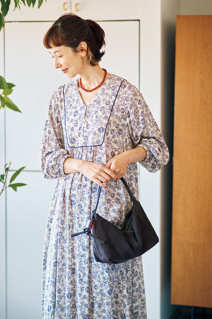 バッグ￥31,900 ／アーカイブエプク、ワンピース￥36,300 ／アデュー トリステス、ネックレス￥24,200／オクチジュエリー(フラッパーズ)