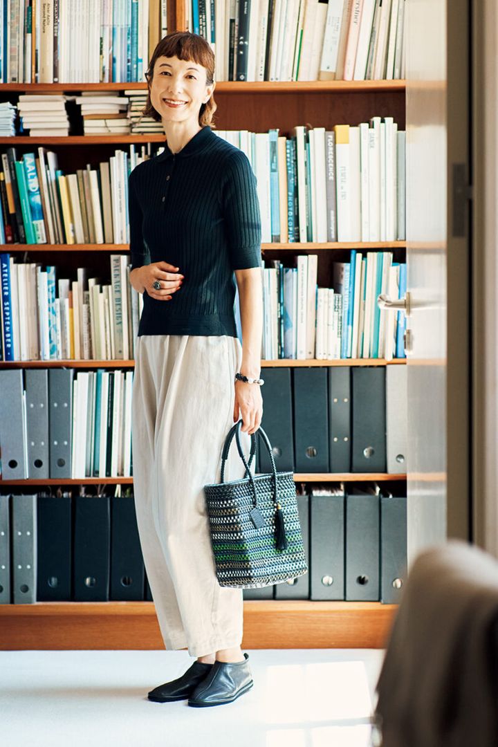 リブポロニット￥30,800 ／スローン(ザ ショップ スローン 神戸)、パンツ￥16,500 ／かぐれ(かぐれ ジョイナス横浜店)、かごバッグ￥15,950／ウーブン(アースマーケティング)、シューズ￥35,200 ／プレインピープル(プレインピープル青山)、ブレスレット￥13,200、リング￥14,300 ／ともにクロディーヌ・ヴィトリー(アッシュ・ペー・フランス)