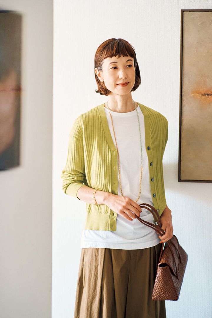 リブニットカーディガン￥17,600 ／ソージュ(ソージュ オンラインストア)、中に着たカットソー￥15,400、ワイドパンツ￥35,200 ／ともにプレインピープル(プレインピープル青山)、バッグ￥159,500／ヨーガンレール、ネックレス￥44,000 ／フローリアン(アッシュ・ペー・フランス)、ブレスレット￥13,200 ／サローネ サーティ(フォーティーン ショールーム)