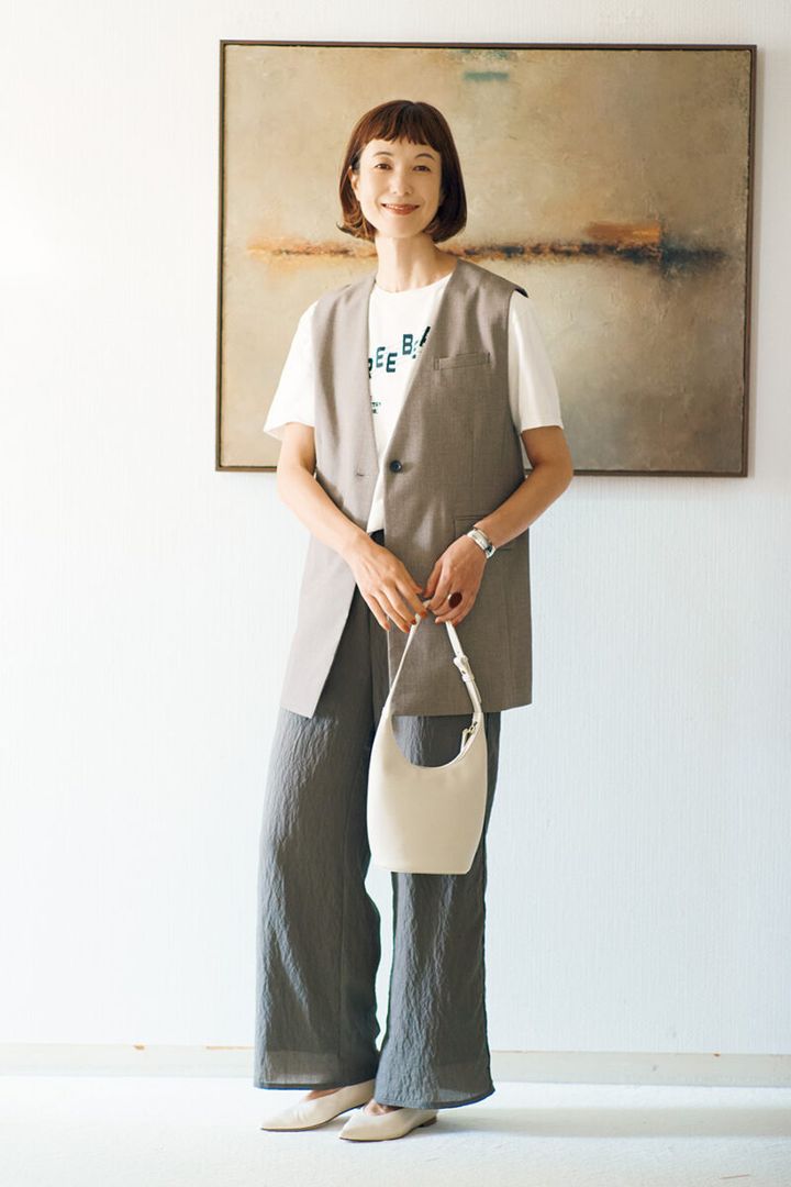 ジレ￥29,700 ／ヒューマン ウーマン、Ｔシャツ￥6,050／バルミーデイズ(UTSPR)、パンツ￥23,100／ティッカ、バッグ￥33,000 ／ローソウル、パンプス￥68,200 ／ネブローニ、バングル￥15,400／レキップ、リング￥6,480 ／アビステ