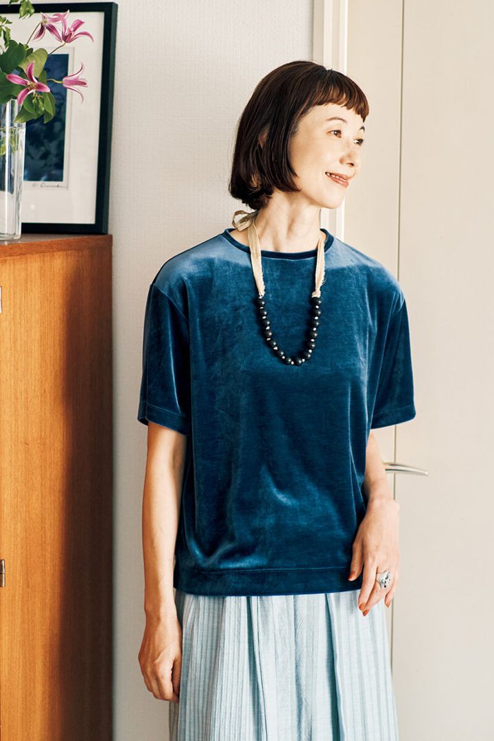 ベロアTシャツ￥12,100／ヒューマン ウーマン、スカート￥69,300／プランテーション(エイ・ネット)、ネックレス￥22,000 ／オクチジュエリー(フラッパーズ)、リング￥12,600 ／アビステ