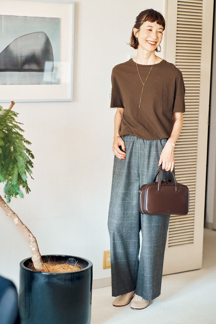 グレンチェックワイドパンツ￥37,400 ／レキップ、Tシャツ￥11,000／グレーコード(ゲストリスト)、バッグ￥45,100 ／ローソウル、シューズ￥27,500 ／ヨーク(UTS PR)、ネックレス￥41,800、バングル￥28,600 ／ともにシャルロットウーニング(フラッパーズ)