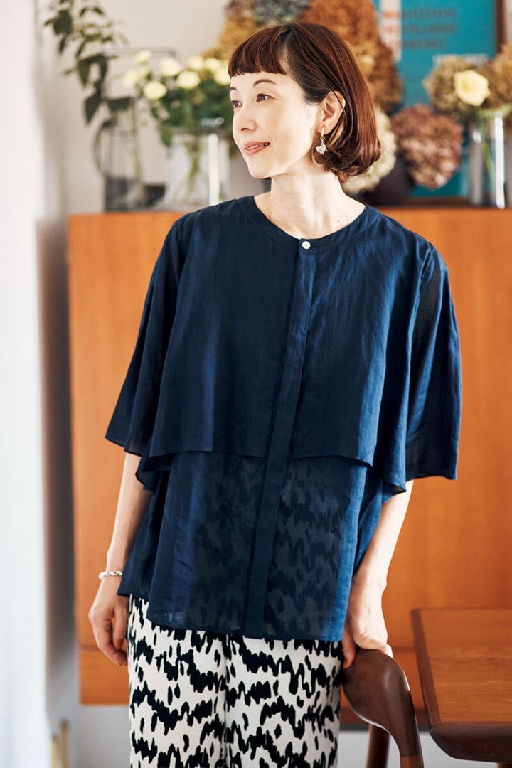 ブラウス￥31,900 ／ケイ ハヤマ プリュス、パンツ￥39,600／モガ、イヤリング￥6,820 ／イットアトリエ、ブレスレット￥12,100／サローネ サーティ(ともにフォーティーン ショールーム)