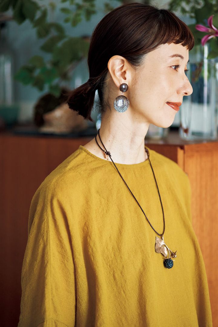 イヤリング￥8,640 ／アビステ、ベリーモチーフネックレス￥48,400 ／ルナール ビジュー(プレインピープル青山)、ウールガーゼブラウス￥17,600 ／かぐれ(かぐれ ジョイナス横浜店)