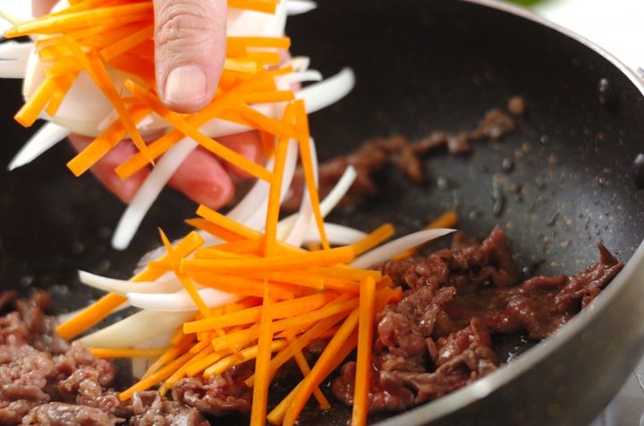 野菜たっぷり！ごま油香るそうめんのチャプチェ風 by 森岡 恵さんの作り方2