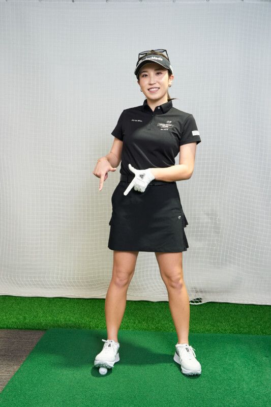 スイング中の“正しい体重移動”とは？「体重を右カカトに…」と女性コーチが解説