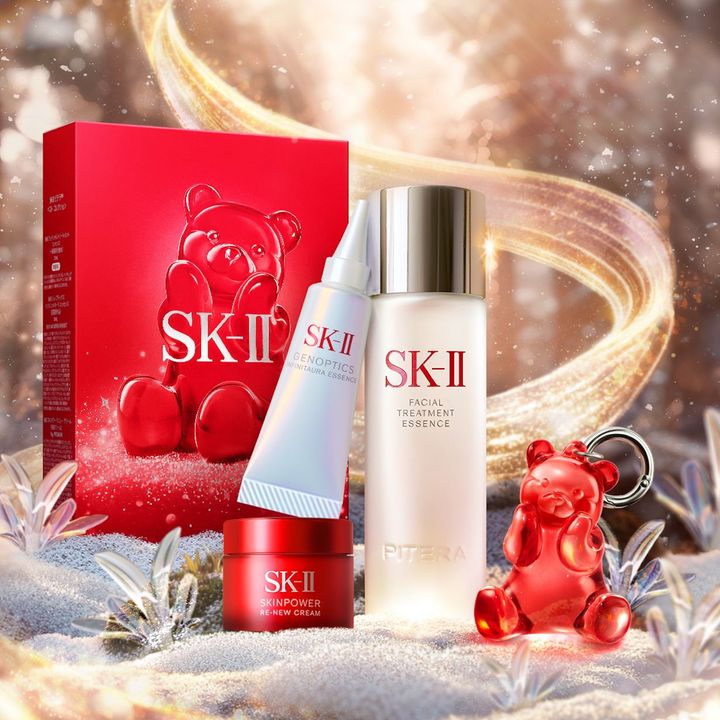 SK-II ピテラ™ ベストコレクション 2025 ホリデーコレクション ￥13,970（編集部調べ・10月20日より限定発売） ※セット内容／フェイシャル トリートメント エッセンス 75ml、ジェノプティクス インフィニットオーラ エッセンス（医薬部外品） 10ml、スキンパワー リニュー クリーム 15g、ベア チャーム