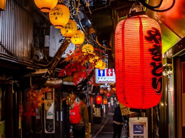 サクッと飲んでサッと帰れるーー。新宿には、〝速さ・安さ・旨さ〟がそろう懐の深い立ち飲み屋が数多くあります。