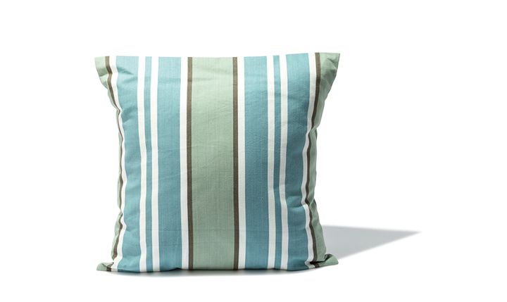 レトロなストライプクッションを部屋のアクセントに