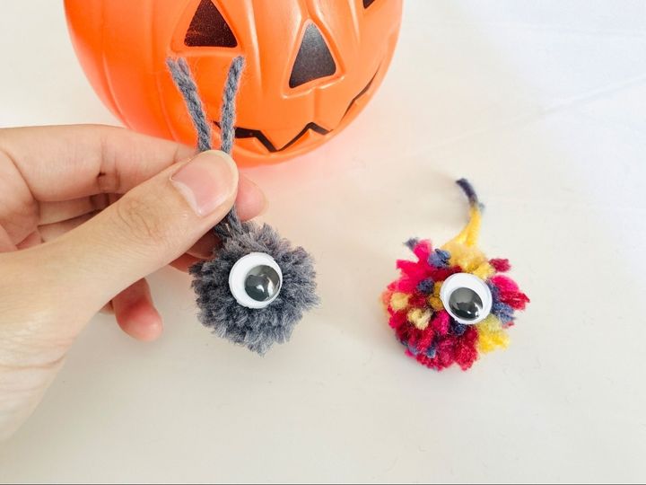 誰にでもできる【ハロウィン飾り】フォークに巻いてチョキチョキするだけ！