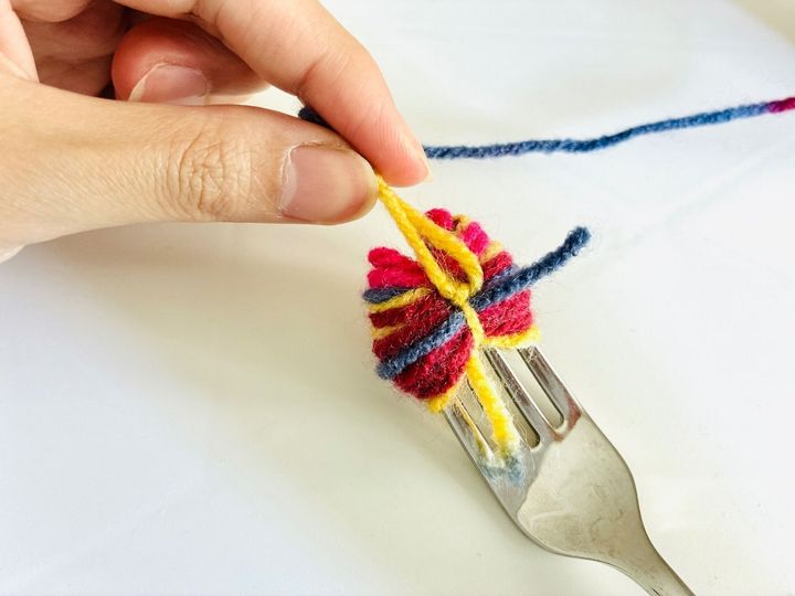 誰にでもできる【ハロウィン飾り】フォークに巻いてチョキチョキするだけ！